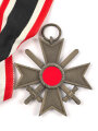 Kriegsverdienstkreuz 2. Klasse 1939 mit Schwertern, Zink bronziert, Band beiliegend