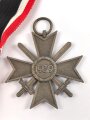 Kriegsverdienstkreuz 2. Klasse 1939 mit Schwertern, Zink bronziert, Band beiliegend