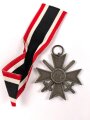 Kriegsverdienstkreuz 2. Klasse 1939 mit Schwertern, Zink bronziert, Band beiliegend