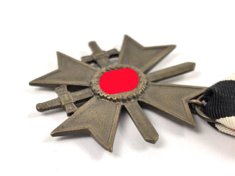 Kriegsverdienstkreuz 2. Klasse 1939 mit Schwertern, Buntmetall am Band, Hersteller 56 im Bandring für Robert Hauschild, Pforzheim