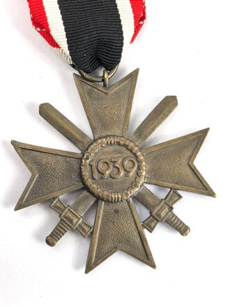 Kriegsverdienstkreuz 2. Klasse 1939 mit Schwertern, Buntmetall am Band, Hersteller 56 im Bandring für Robert Hauschild, Pforzheim