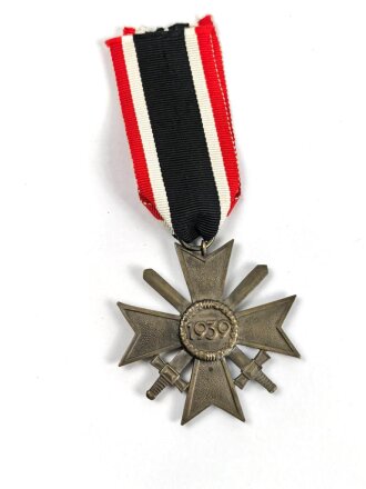 Kriegsverdienstkreuz 2. Klasse 1939 mit Schwertern, Buntmetall am Band, Hersteller 56 im Bandring für Robert Hauschild, Pforzheim