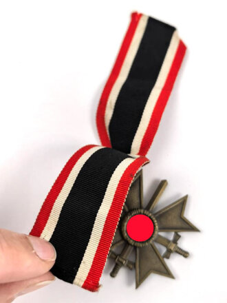 Kriegsverdienstkreuz 2. Klasse 1939 mit Schwertern, Buntmetall ohne Herstellermarkierung, an Band