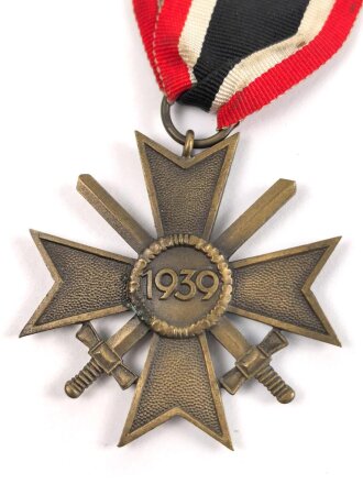 Kriegsverdienstkreuz 2. Klasse 1939 mit Schwertern, Buntmetall ohne Herstellermarkierung, an Band