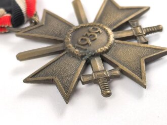 Kriegsverdienstkreuz 2. Klasse 1939 mit Schwertern, Buntmetall ohne Herstellermarkierung, an Band