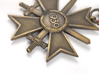 Kriegsverdienstkreuz 2. Klasse 1939 mit Schwertern, Buntmetall ohne Herstellermarkierung, an Band