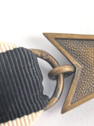 Kriegsverdienstkreuz 2. Klasse 1939 , Buntmetall , undeutliche Markierung im Bandring, am Band