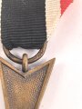 Kriegsverdienstkreuz 2. Klasse 1939 , Buntmetall , undeutliche Markierung im Bandring, am Band
