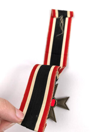 Kriegsverdienstkreuz 2. Klasse 1939 , Buntmetall, ohne Herstellermarkierung, am Band