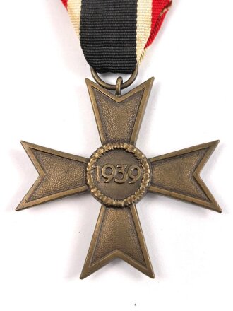 Kriegsverdienstkreuz 2. Klasse 1939 , Buntmetall, ohne Herstellermarkierung, am Band