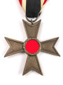 Kriegsverdienstkreuz 2. Klasse 1939 , Buntmetall, ohne Herstellermarkierung, am Band