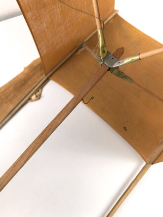 Luftwaffe, aufspannbarer Kastendrachen zum Notsendegerät NSG . Eine Steckverbindung fehlt. Das Stück war Jahrelang aufgespannt und hing bei einem Sammler an der Decke. Der Stoff ist mürbe.