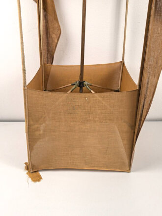 Luftwaffe, aufspannbarer Kastendrachen zum Notsendegerät NSG . Eine Steckverbindung fehlt. Das Stück war Jahrelang aufgespannt und hing bei einem Sammler an der Decke. Der Stoff ist mürbe.