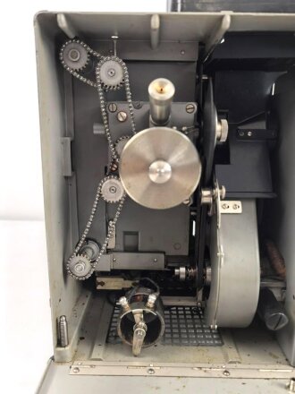 Luftwaffe Schmalfilmgerät KINOX S, Hersteller Zeiss Ikon für 16mm Filme. Optisch gut, Funktion nicht geprüft. Ein Film und zwei leere Filmbehälter enthalten