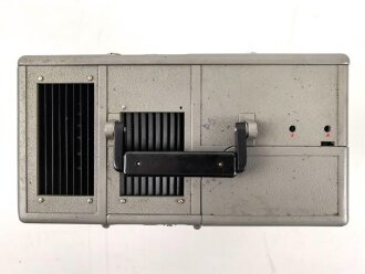 Luftwaffe Schmalfilmgerät KINOX S, Hersteller Zeiss Ikon für 16mm Filme. Optisch gut, Funktion nicht geprüft. Ein Film und zwei leere Filmbehälter enthalten