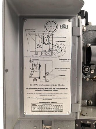 Luftwaffe Schmalfilmgerät KINOX S, Hersteller Zeiss Ikon für 16mm Filme. Optisch gut, Funktion nicht geprüft. Ein Film und zwei leere Filmbehälter enthalten