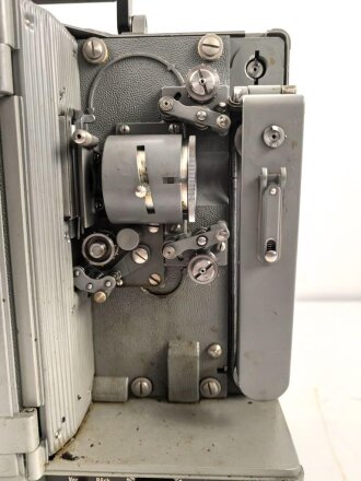 Luftwaffe Schmalfilmgerät KINOX S, Hersteller Zeiss Ikon für 16mm Filme. Optisch gut, Funktion nicht geprüft. Ein Film und zwei leere Filmbehälter enthalten