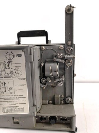 Luftwaffe Schmalfilmgerät KINOX S, Hersteller Zeiss Ikon für 16mm Filme. Optisch gut, Funktion nicht geprüft. Ein Film und zwei leere Filmbehälter enthalten
