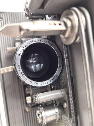 Luftwaffe Schmalfilmgerät KINOX S, Hersteller Zeiss Ikon für 16mm Filme. Optisch gut, Funktion nicht geprüft. Ein Film und zwei leere Filmbehälter enthalten