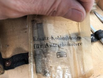 Luftwaffe Schmalfilmgerät KINOX S, Hersteller Zeiss Ikon für 16mm Filme. Optisch gut, Funktion nicht geprüft. Ein Film und zwei leere Filmbehälter enthalten