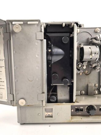 Luftwaffe Schmalfilmgerät KINOX S, Hersteller Zeiss Ikon für 16mm Filme. Optisch gut, Funktion nicht geprüft. Ein Film und zwei leere Filmbehälter enthalten