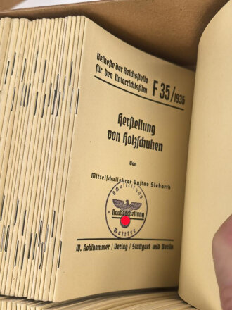 "Reichsanstalt für Film und Bild in Wissenschaft und Unterricht", Konvolut Beihefte zu 16mm Filmen. Nicht auf Vollständigkeit oder Zustand geprüft