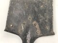 Kaiserreich und 1. Weltkrieg, Spaten Modell 1898, ungereinigt, das Holz wurmstichig