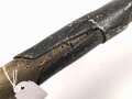 Kaiserreich und 1. Weltkrieg, Spaten Modell 1898, ungereinigt, das Holz wurmstichig
