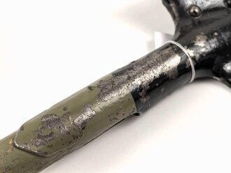 Kaiserreich und 1. Weltkrieg, Spaten Modell 1898, überlackiertes Stück mit Herstellerstempel