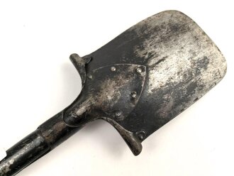 Reichswehr, Spaten Modell 1898, überlackiertes Stück, datiert 1934. Ungereinigt