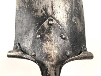 Reichswehr, Spaten Modell 1898, überlackiertes Stück, datiert 1934. Ungereinigt