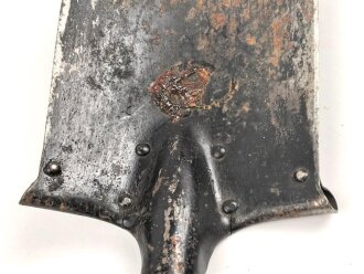 Reichswehr, Spaten Modell 1898, überlackiertes Stück, datiert 1934. Ungereinigt