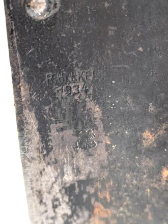 Reichswehr, Spaten Modell 1898, überlackiertes Stück, datiert 1934. Ungereinigt