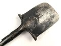 Reichswehr, Spaten Modell 1898, überlackiertes Stück, datiert 1934. Ungereinigt