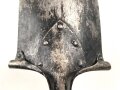 Reichswehr, Spaten Modell 1898, überlackiertes Stück, datiert 1934. Ungereinigt