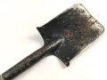 Reichswehr, Spaten Modell 1898, überlackiertes Stück, datiert 1934. Ungereinigt