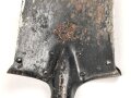 Reichswehr, Spaten Modell 1898, überlackiertes Stück, datiert 1934. Ungereinigt