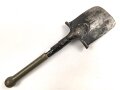 Reichswehr, Spaten Modell 1898, überlackiertes Stück, datiert 1934. Ungereinigt