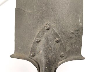 Frankreich 1. Weltkrieg, Spaten ohne Hersteller. Blatt gerissen. Aufgrund der Stempelung auf der linken Seite des Blattes gehe ich von Frankreich aus, typischer "Linnenmann" Spaten, der so auch in einigen anderen Ländern Verwendung fand.