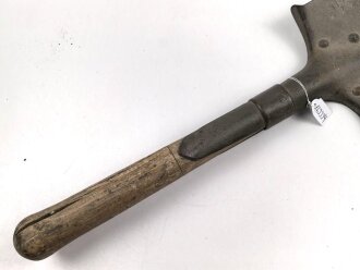 Frankreich 1. Weltkrieg, Spaten ohne Hersteller. Blatt gerissen. Aufgrund der Stempelung auf der linken Seite des Blattes gehe ich von Frankreich aus, typischer "Linnenmann" Spaten, der so auch in einigen anderen Ländern Verwendung fand.