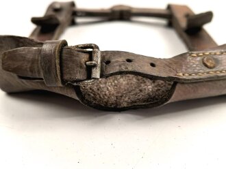 Tschechoslowakei nach 1945, Spatenleder ungereinigt, Leder zum Teil trocken