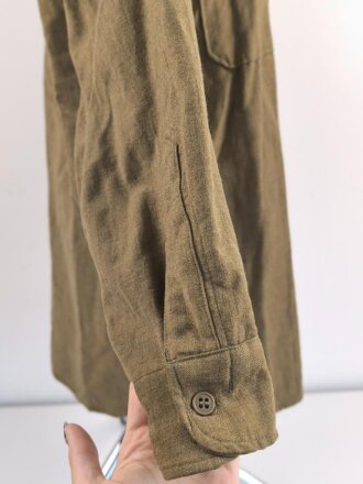 U.S. Army 2. Weltkrieg, Hemd für Mannschaften, spezielle Ausführung mit " gas flap",. Getragenes Stück, Grösse 15 1/2 - 33