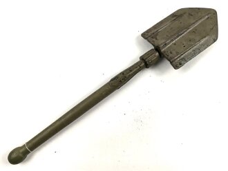 Klappspaten Wehrmacht. überlackiertes Stück , kein Hersteller erkennbar. Ungereinigt