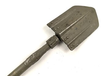 Klappspaten Wehrmacht. überlackiertes Stück , kein Hersteller erkennbar. Ungereinigt