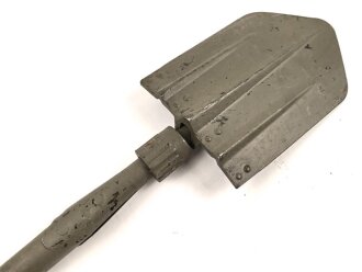 Klappspaten Wehrmacht. überlackiertes Stück , Hersteller vbw und WaA. Ungereinigt