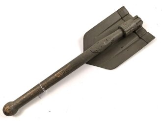Klappspaten Wehrmacht. überlackiertes Stück , Hersteller vbw und WaA. Ungereinigt