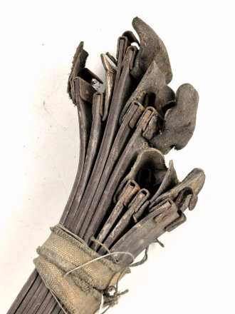 Neun Stück Koppelriemen aus Ersatzmaterial ( brauner Kunststoff) für Angehörige des Jungvolk und der Hitlerjugend. Gesamtlänge je etwa 104cm, Originales Bündel, ungereinigt, weich