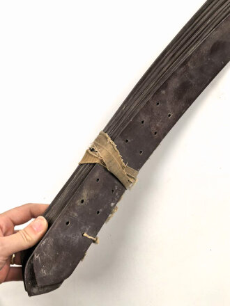 Neun Stück Koppelriemen aus Ersatzmaterial ( brauner Kunststoff) für Angehörige des Jungvolk und der Hitlerjugend. Gesamtlänge je etwa 104cm, Originales Bündel, ungereinigt, weich