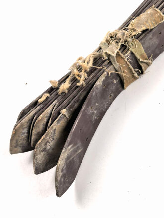 Neun Stück Koppelriemen aus Ersatzmaterial ( brauner Kunststoff) für Angehörige des Jungvolk und der Hitlerjugend. Gesamtlänge je etwa 104cm, Originales Bündel, ungereinigt, weich