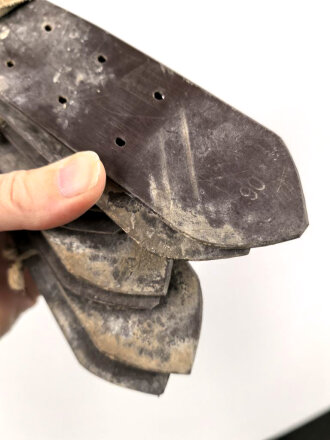 Neun Stück Koppelriemen aus Ersatzmaterial ( brauner Kunststoff) für Angehörige des Jungvolk und der Hitlerjugend. Gesamtlänge je etwa 104cm, Originales Bündel, ungereinigt, weich